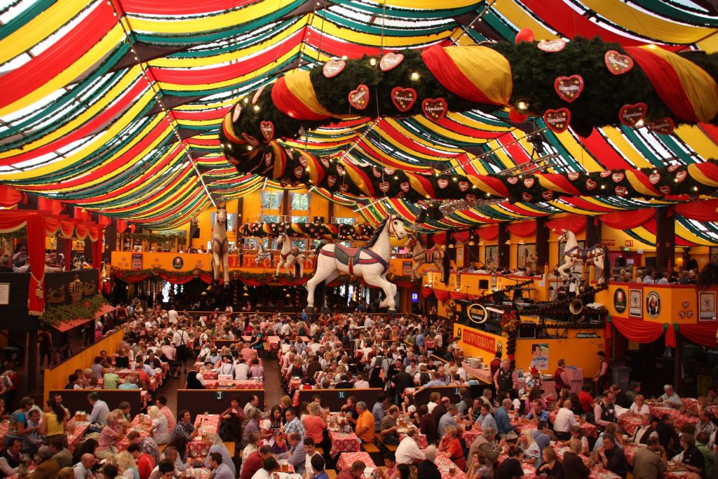 Thomas ci porta a scoprire le origine della festa della birra più famosa di sempre: l'Oktoberfest!