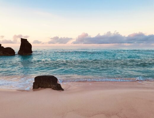 Foto di un spiaggia delle bermuda al tramonto, con mare azzurro e sabbia dorata